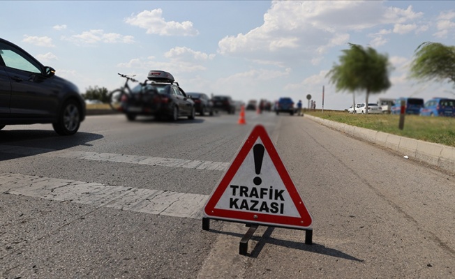 Trafik Kazasında 1 Kişi Öldü, 2 Kişi Yarslsndı